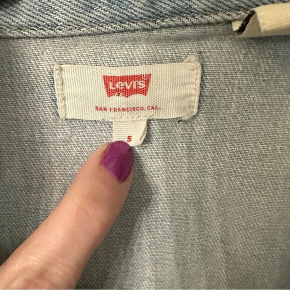 Levi's Addison Light Wash Denim Distressed Jacket with Raw Hem Size S GUC - Picture 9 of 10